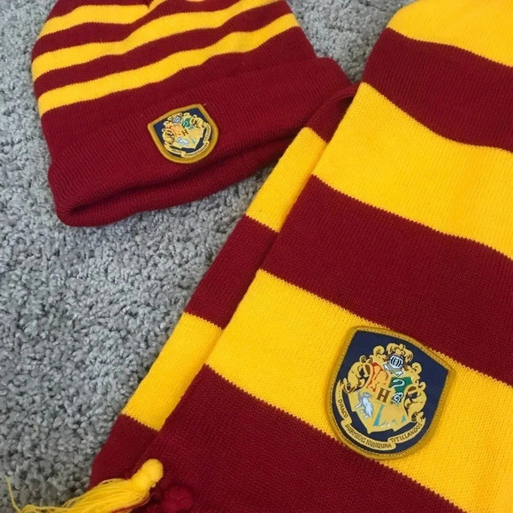 Harry Potter Gryffindor Hat & Scarf in Women - Picture 3 of 4